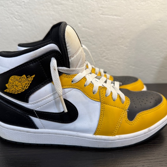 Nike Air Jordan 1 Mid “Reverse Taxi / Yellow Toe” DQ8426-701 – Men’s 9.5